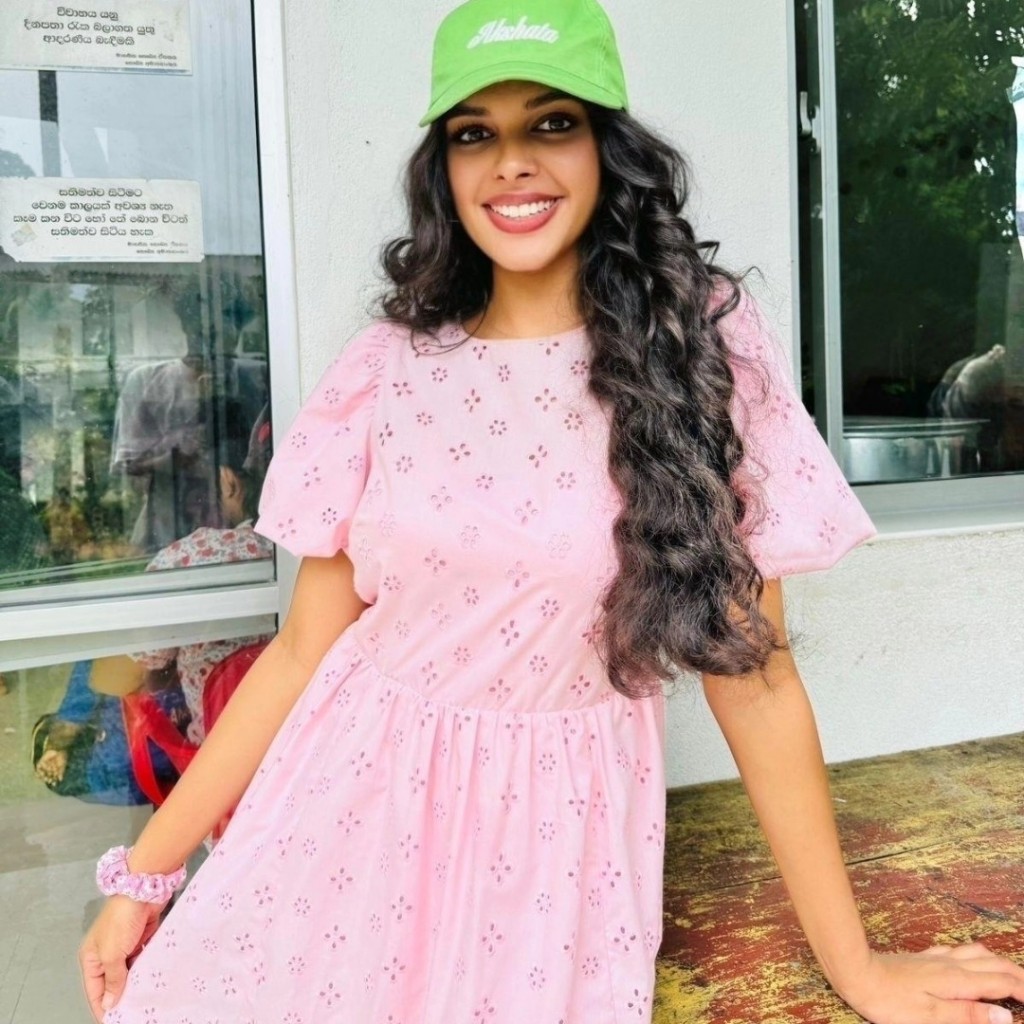 akshata and abhilashi shantushika sri lankan actress (1)