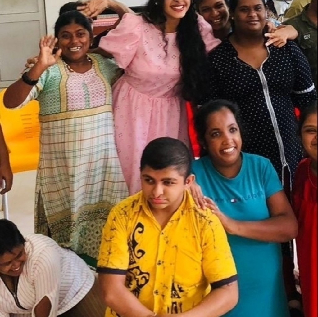 akshata and abhilashi shantushika sri lankan actress (3)