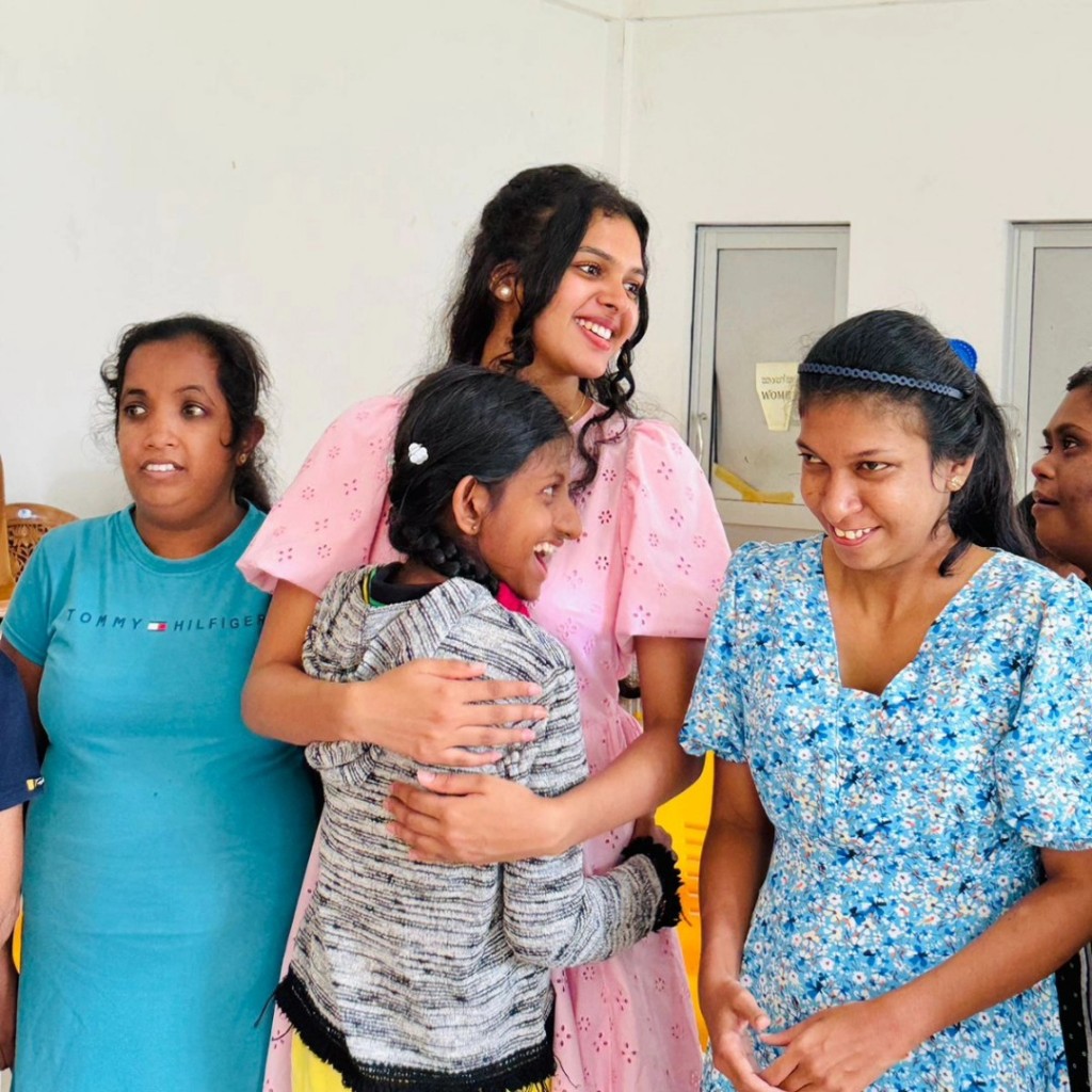 akshata and abhilashi shantushika sri lankan actress (4)