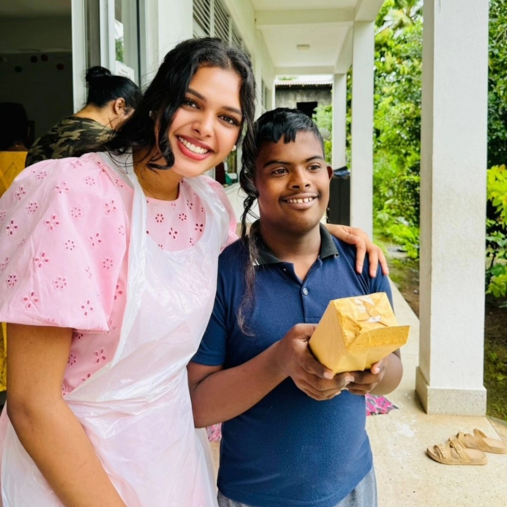 akshata and abhilashi shantushika sri lankan actress (7)