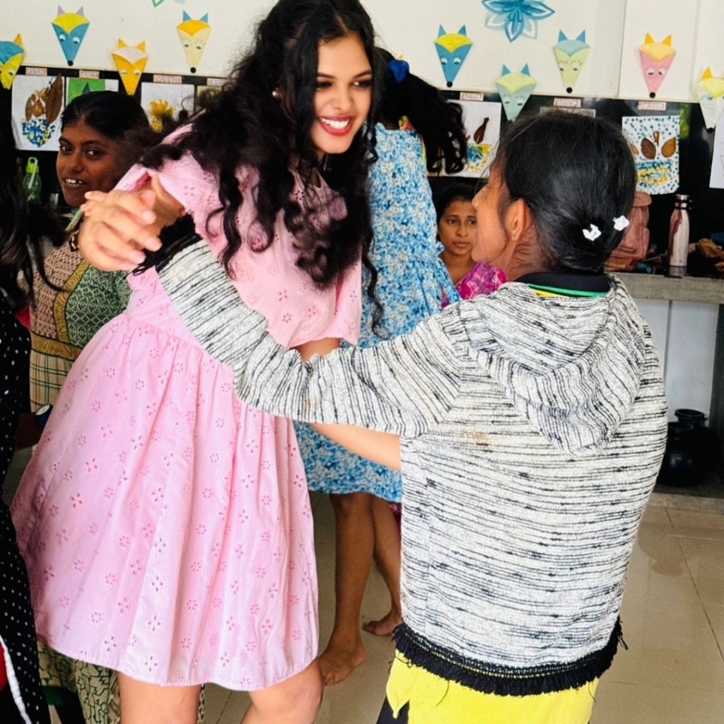 akshata and abhilashi shantushika sri lankan actress (9)